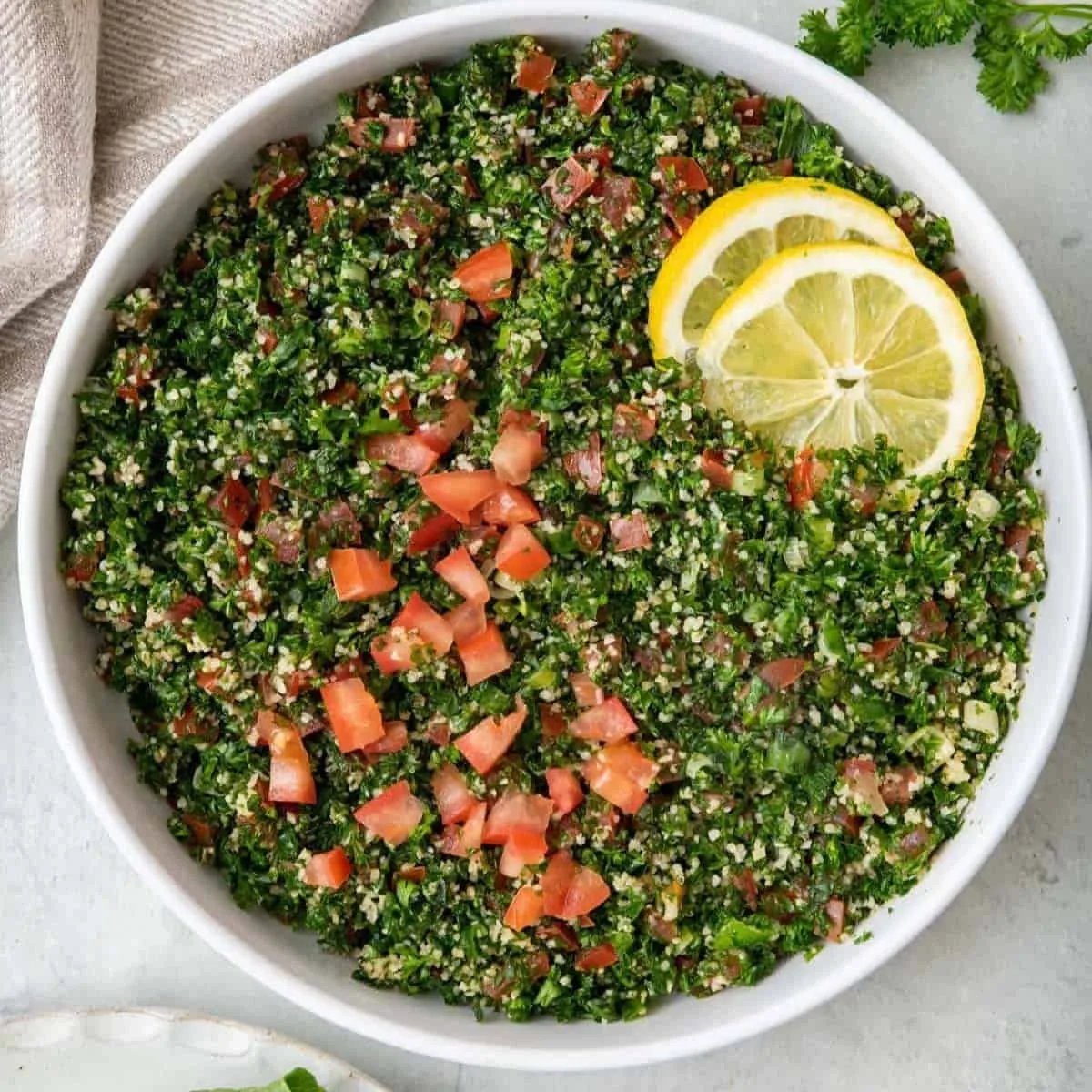 Tabbouleh Oriental Resturant "سلطة تبولة شهية مصنوعة من البرغل، البقدونس، الطماطم، والبصل، مع عصير الليمون وزيت الزيتون."
