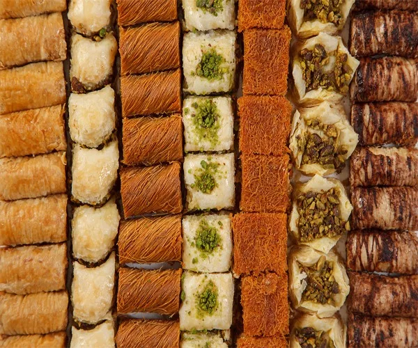 "حلويات شرقية بالقطعة محضّرة بنكهات متنوعة."