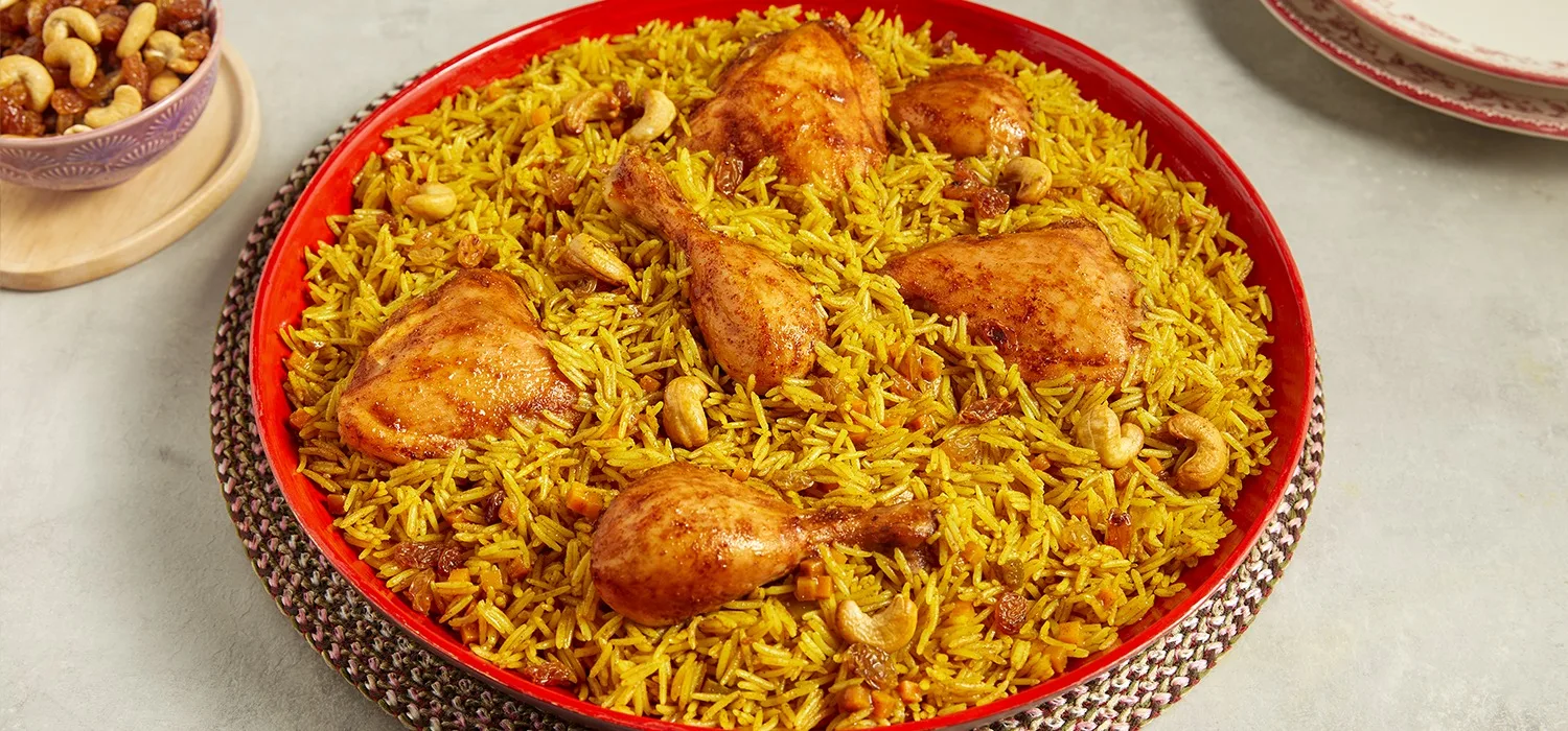 "طبق كبسة شهية، يتكون من الأرز المتبل واللحم والخضار."