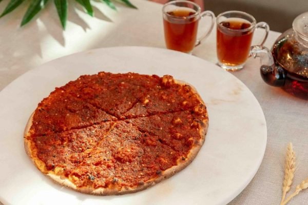 "منقوشة محمرة محشوة بمزيج من الفلفل الأحمر والجوز."